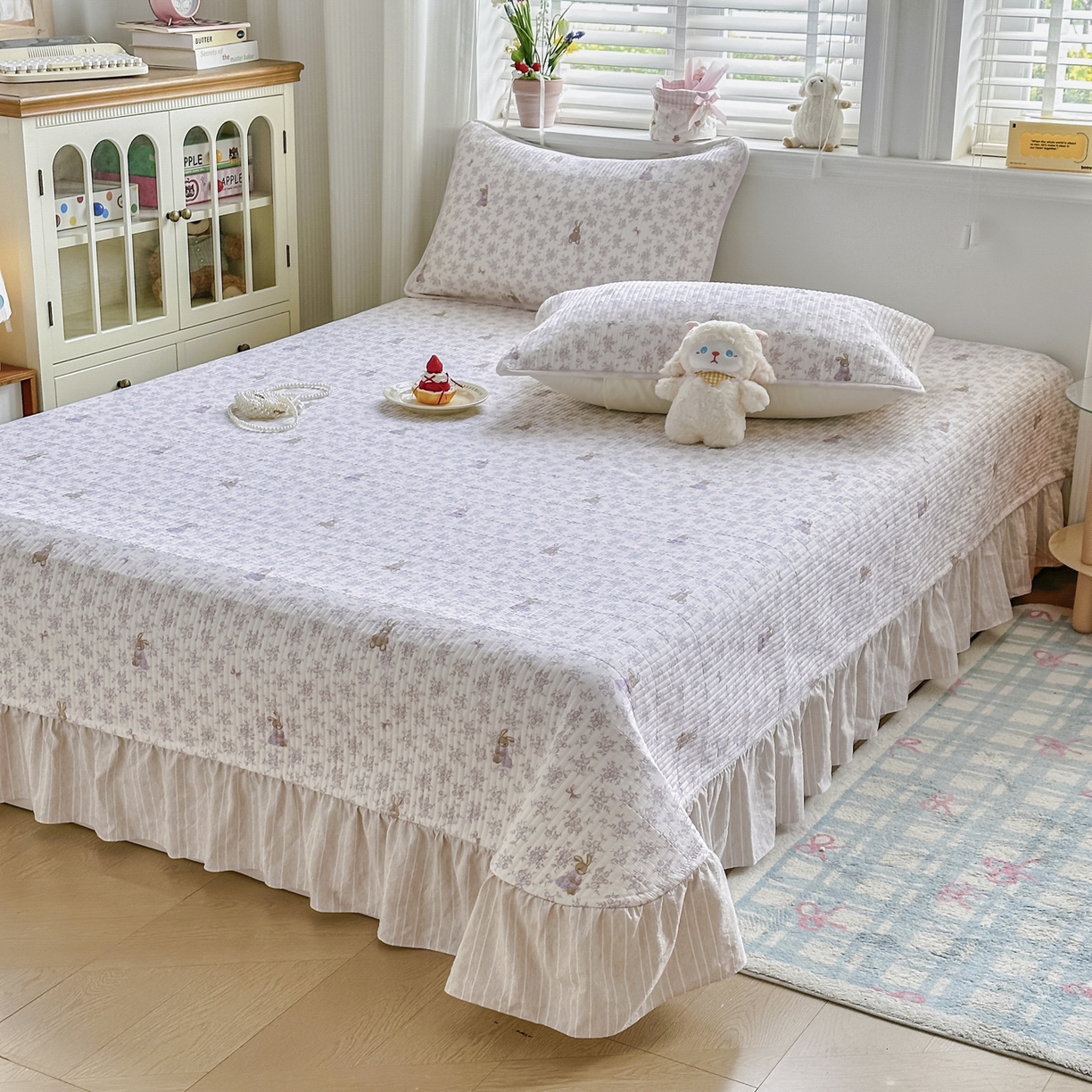 91家纺网 家纺一手货源 找家纺 沁童儿童用品店 2026新款法式大花边全棉夹棉床盖加厚床单炕垫 复古小兔咖