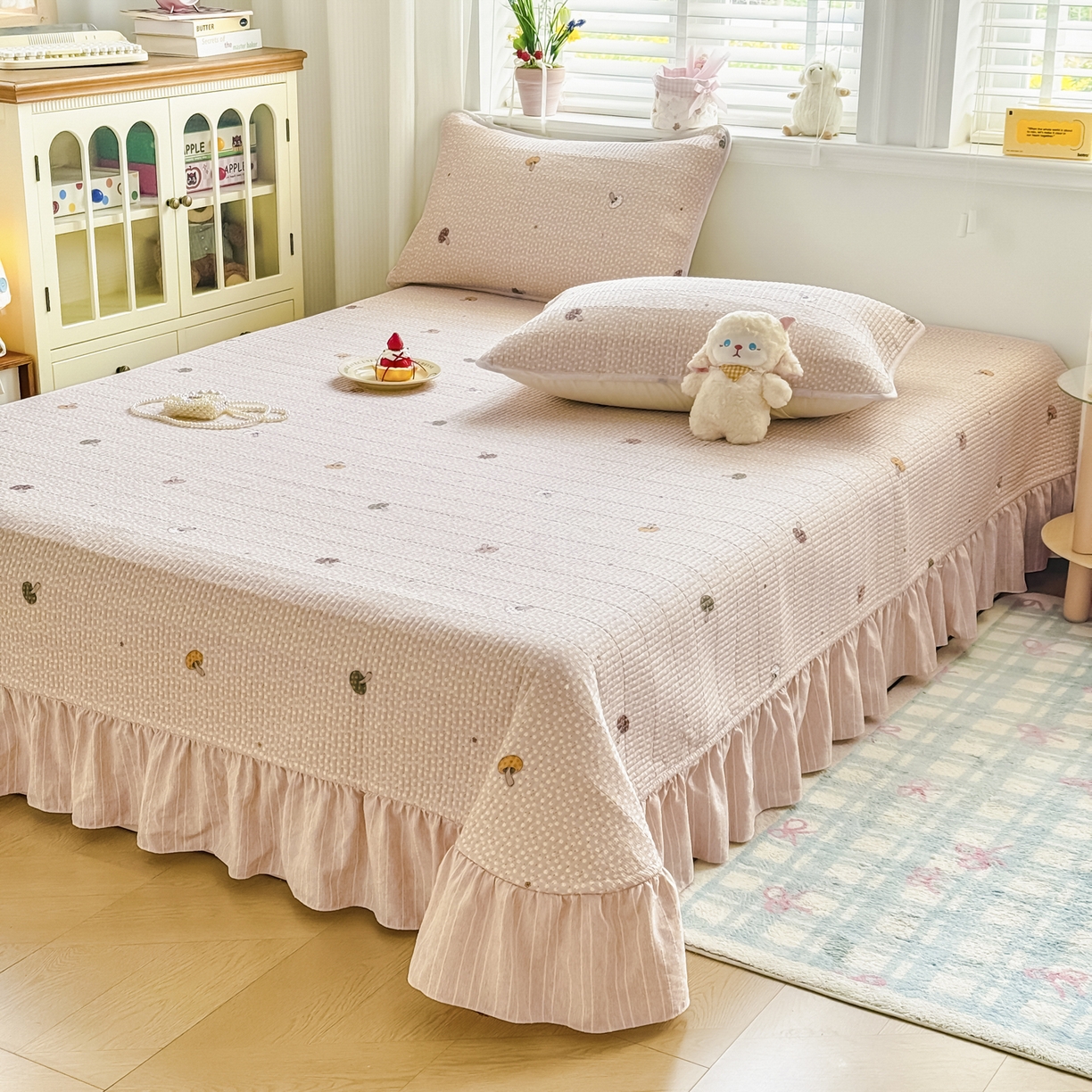 91家纺网 家纺一手货源 找家纺 沁童儿童用品店 2026新款法式大花边全棉夹棉床盖加厚床单炕垫 彩色蘑菇粉