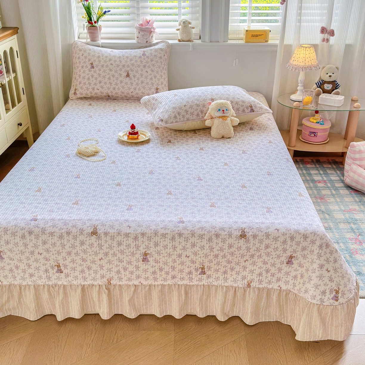 91家纺网 家纺一手货源 找家纺 沁童儿童用品店 2026新款法式大花边全棉夹棉床盖加厚床单炕垫 复古小兔咖