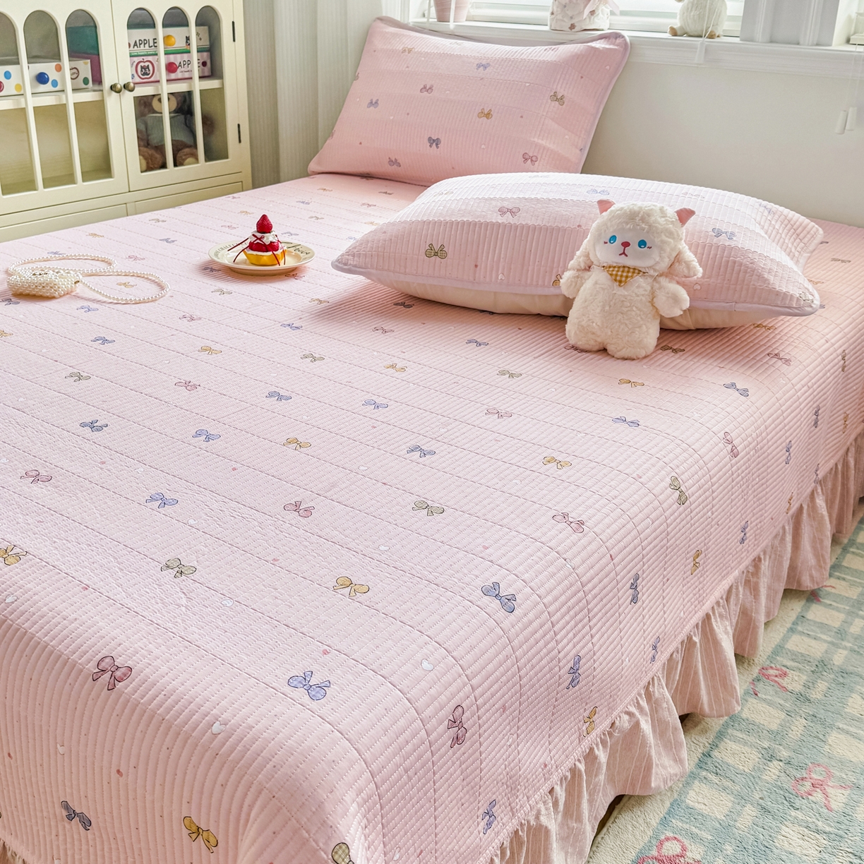 91家纺网 家纺一手货源 找家纺 沁童儿童用品店 2026新款法式大花边全棉夹棉床盖加厚床单炕垫 蝶梦粉