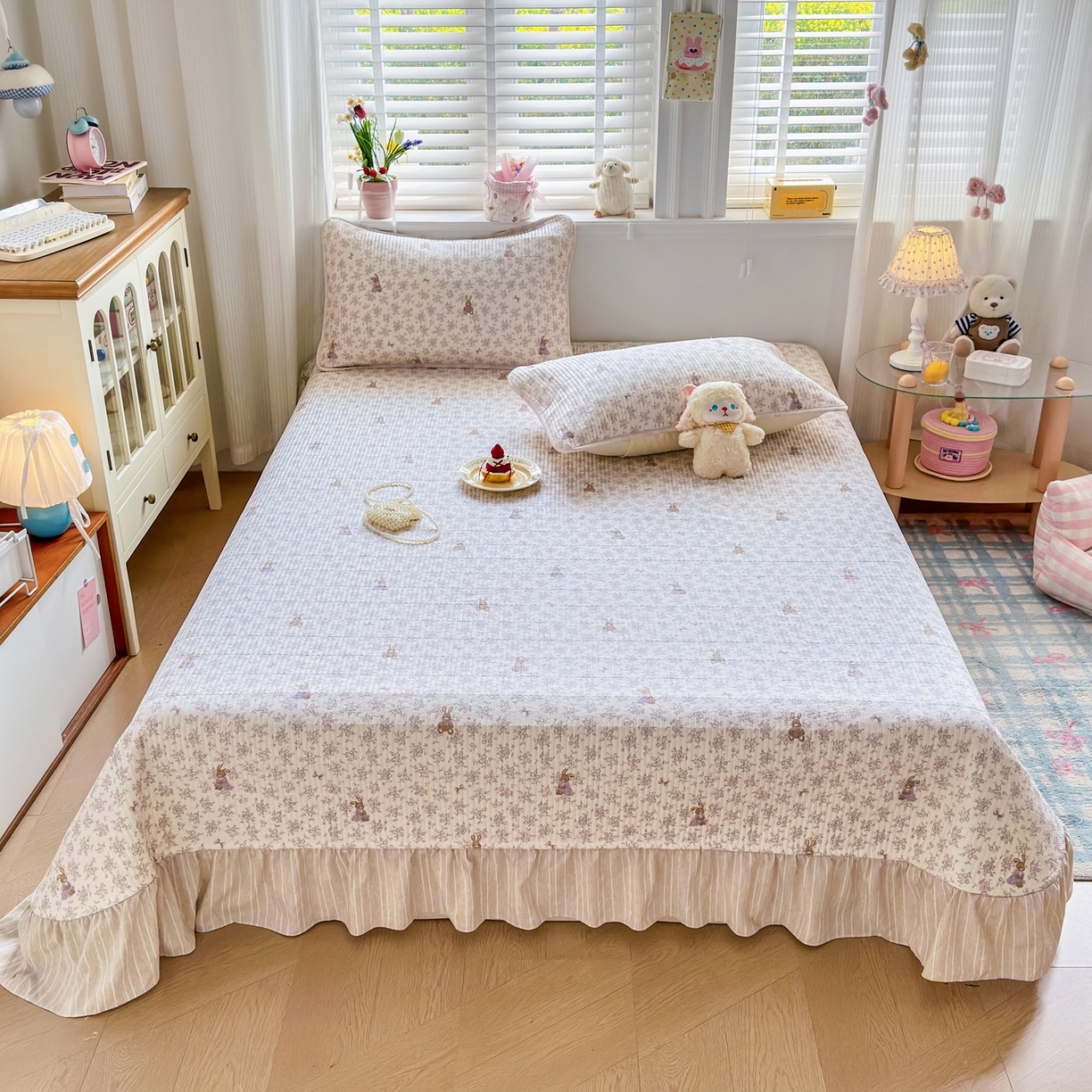 91家纺网 家纺一手货源 找家纺 沁童儿童用品店 2026新款法式大花边全棉夹棉床盖加厚床单炕垫 复古小兔咖