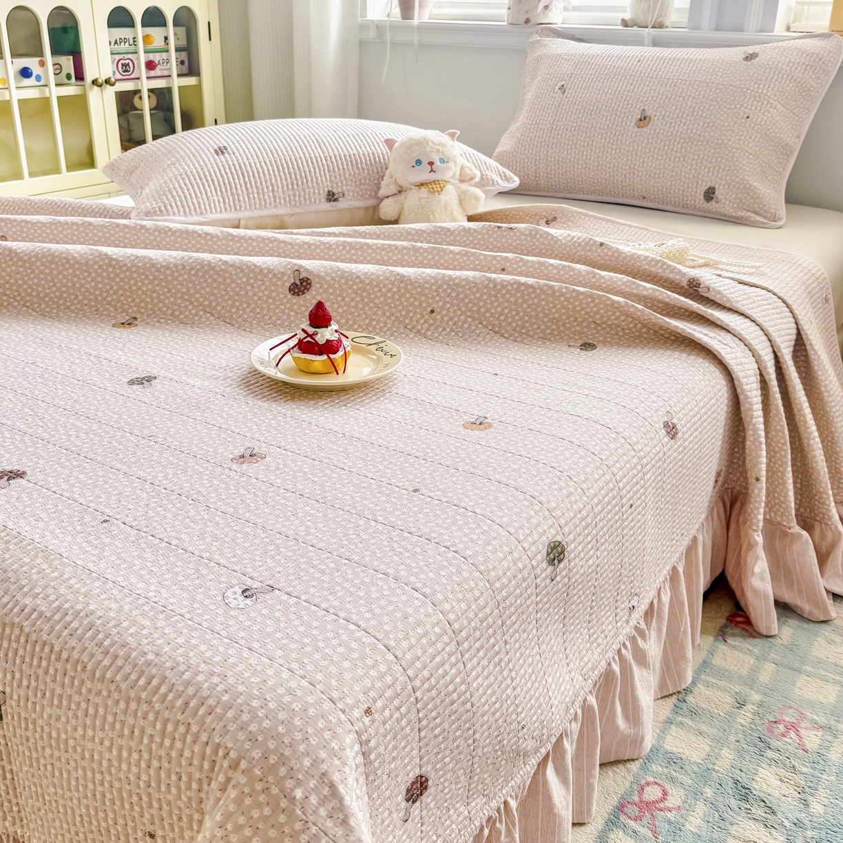 91家纺网 家纺一手货源 找家纺 沁童儿童用品店 2026新款法式大花边全棉夹棉床盖加厚床单炕垫 彩色蘑菇粉