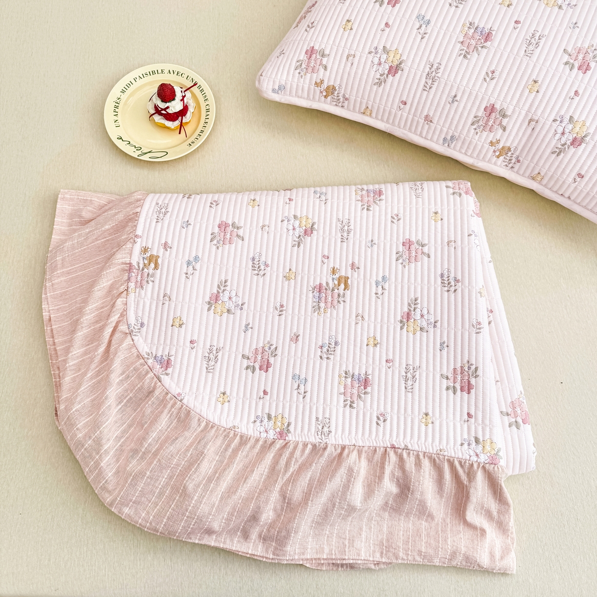 91家纺网 家纺一手货源 找家纺 沁童儿童用品店 2026新款法式大花边全棉夹棉床盖加厚床单炕垫 叠拍