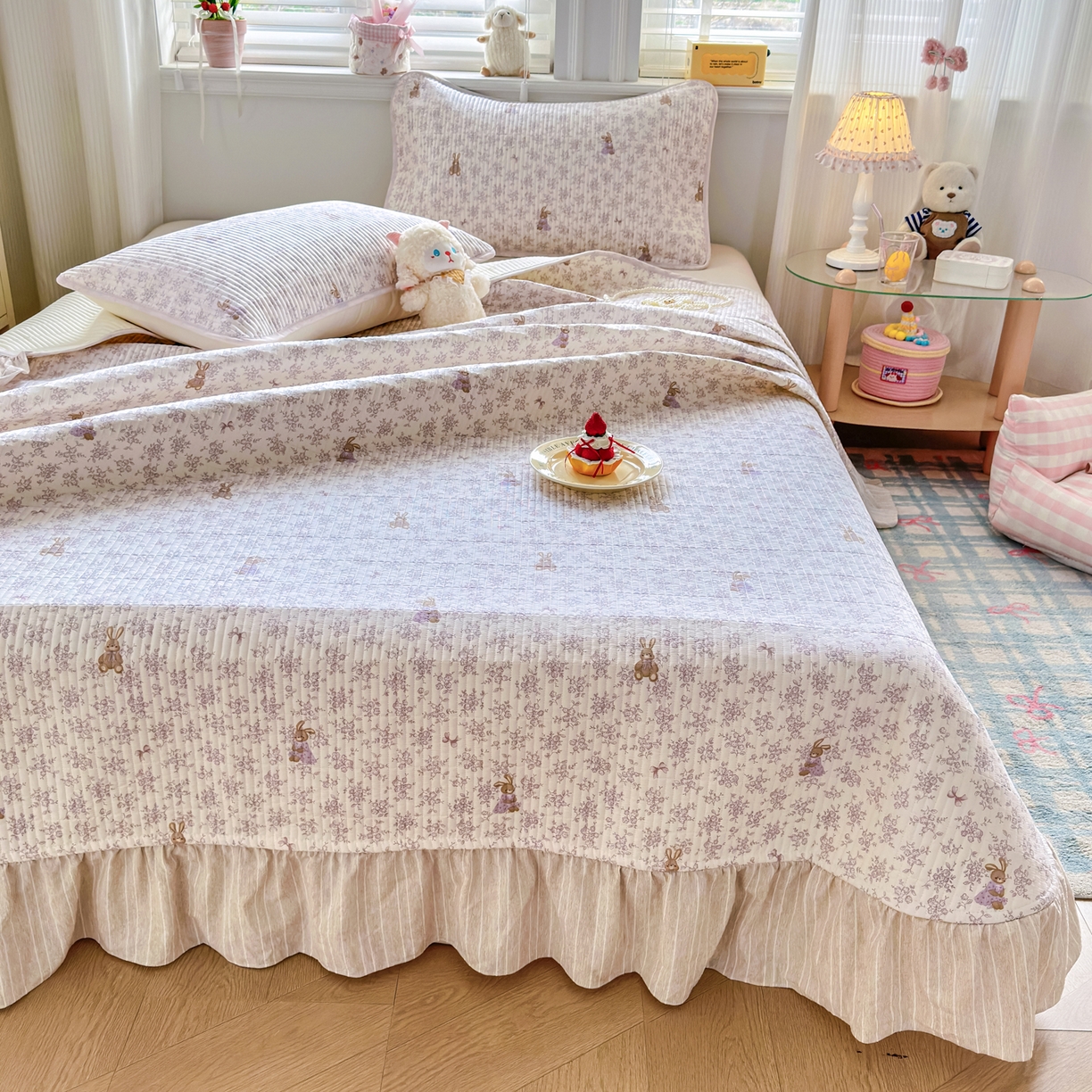 91家纺网 家纺一手货源 找家纺 沁童儿童用品店 2026新款法式大花边全棉夹棉床盖加厚床单炕垫 复古小兔咖