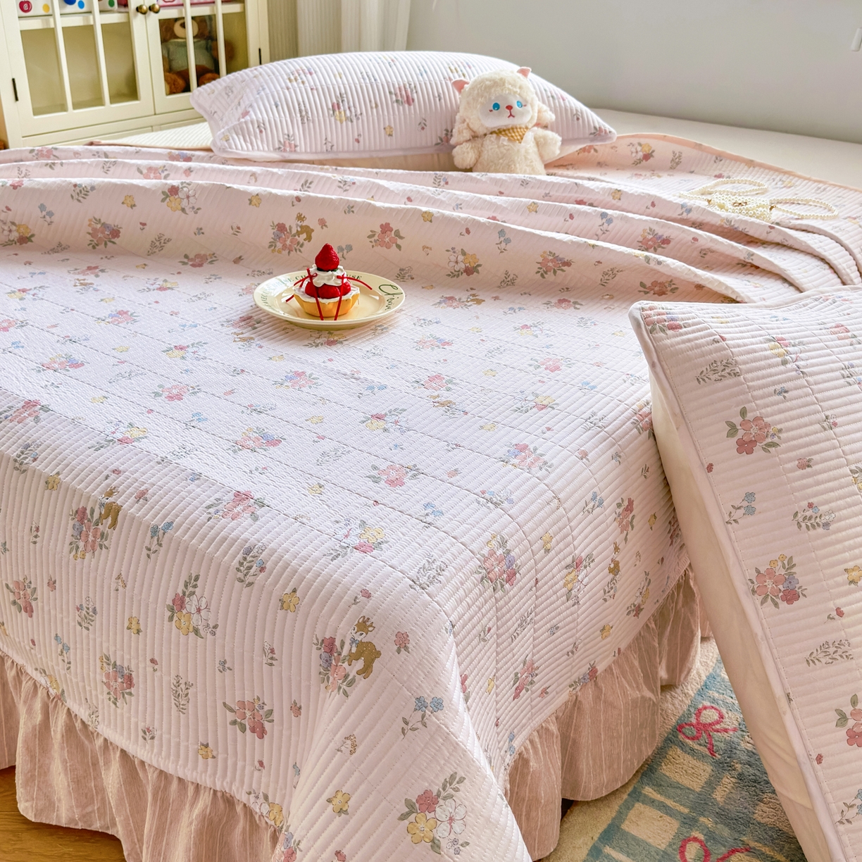 91家纺网 家纺一手货源 找家纺 沁童儿童用品店 2026新款法式大花边全棉夹棉床盖加厚床单炕垫 小花鹿粉