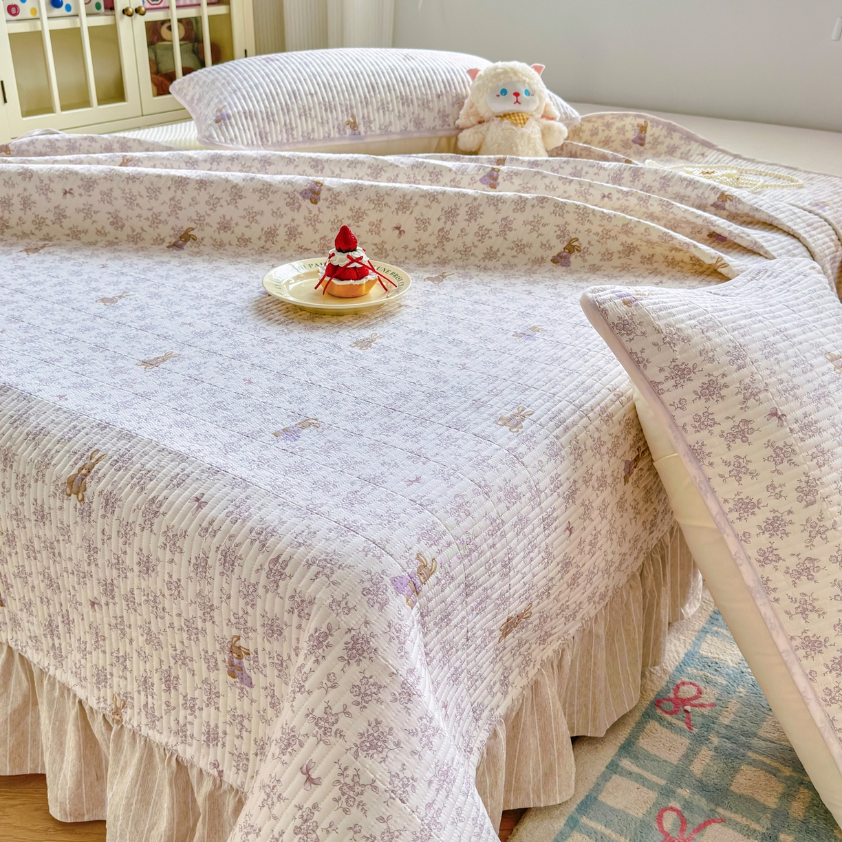 91家纺网 家纺一手货源 找家纺 沁童儿童用品店 2026新款法式大花边全棉夹棉床盖加厚床单炕垫 复古小兔咖