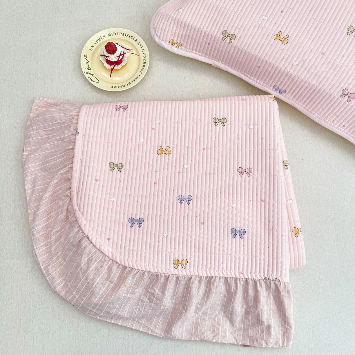 91家纺网 家纺一手货源 找家纺 沁童儿童用品店 2026新款法式大花边全棉夹棉床盖加厚床单炕垫 叠拍