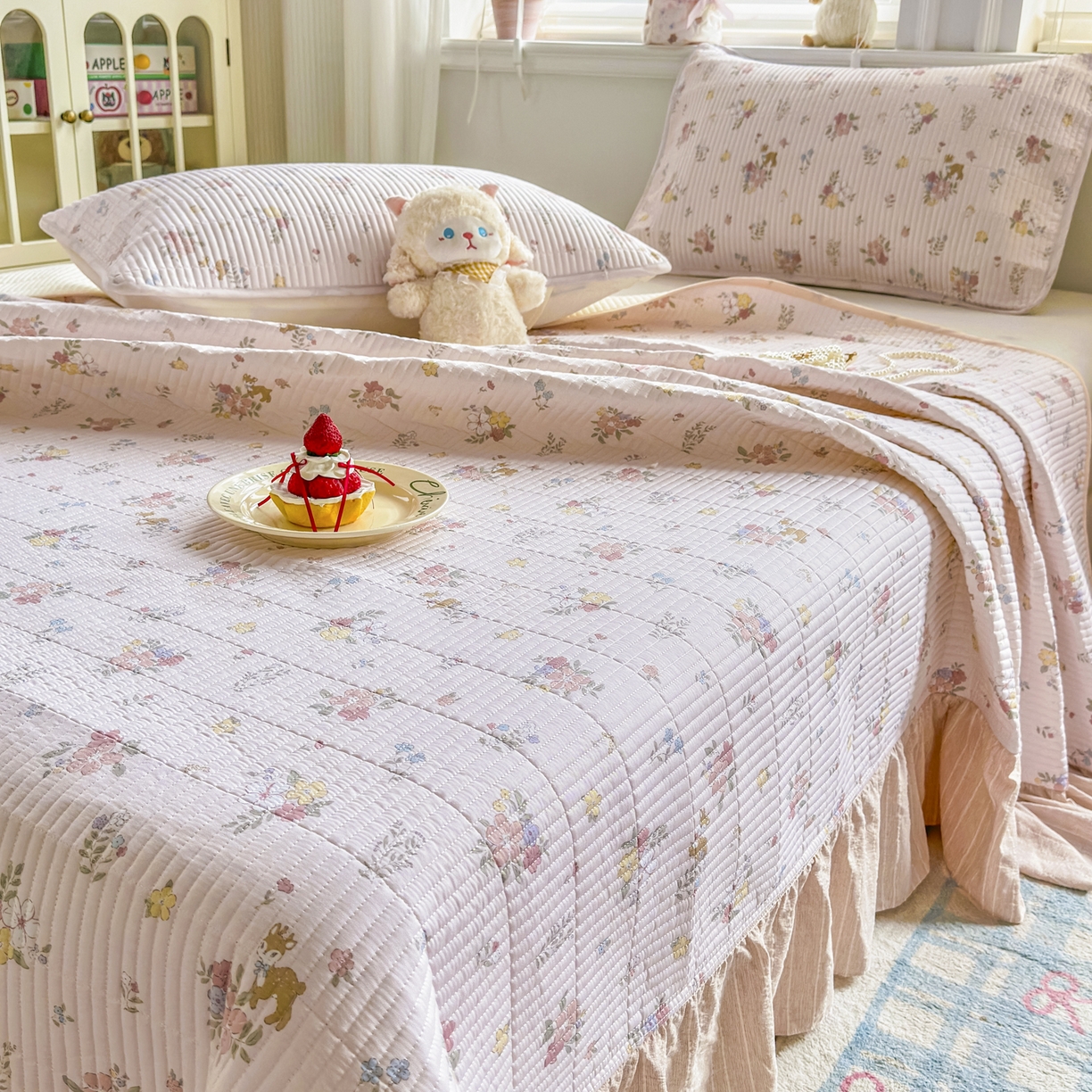 91家纺网 家纺一手货源 找家纺 沁童儿童用品店 2026新款法式大花边全棉夹棉床盖加厚床单炕垫 小花鹿粉