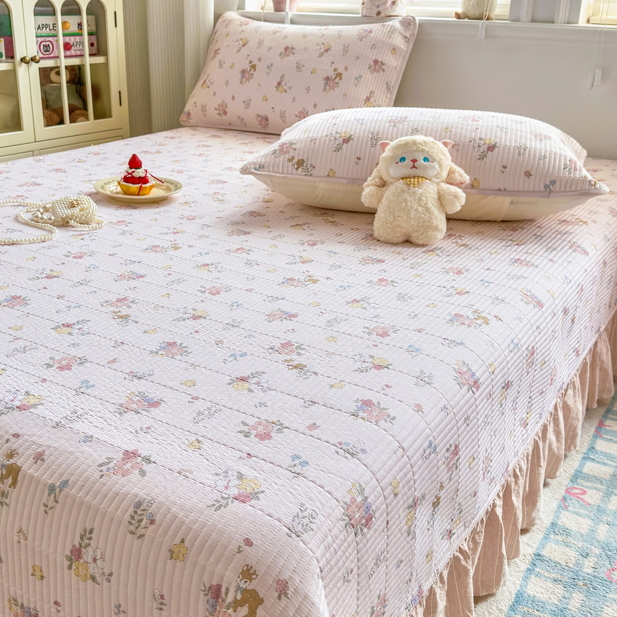 91家纺网 家纺一手货源 找家纺 沁童儿童用品店 2026新款法式大花边全棉夹棉床盖加厚床单炕垫 小花鹿粉