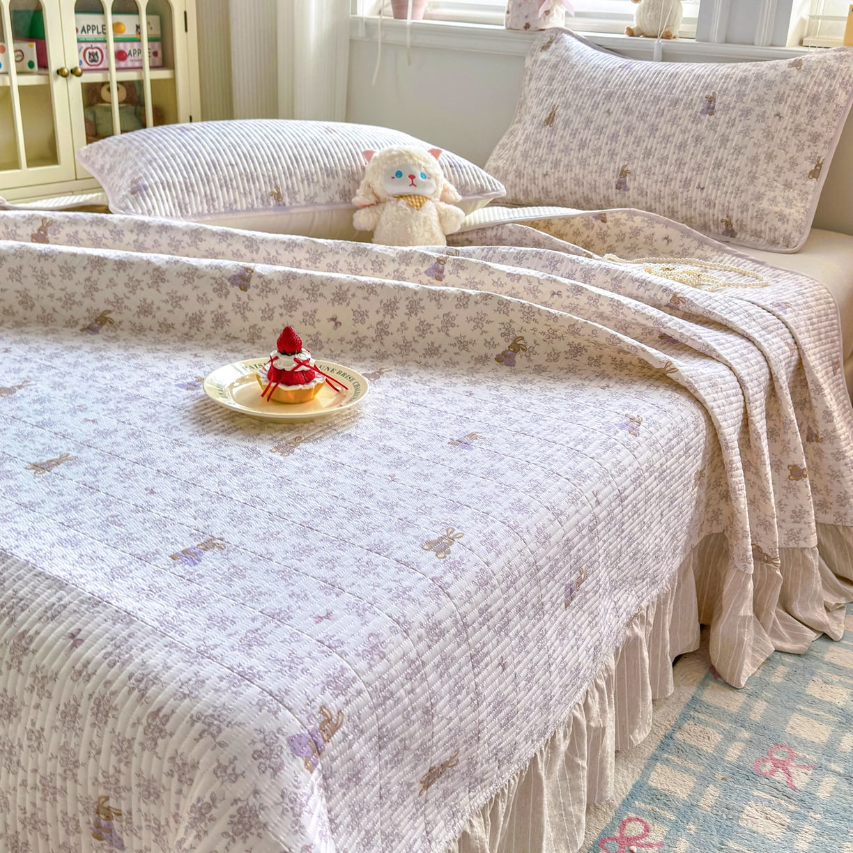 91家纺网 家纺一手货源 找家纺 沁童儿童用品店 2026新款法式大花边全棉夹棉床盖加厚床单炕垫 复古小兔咖