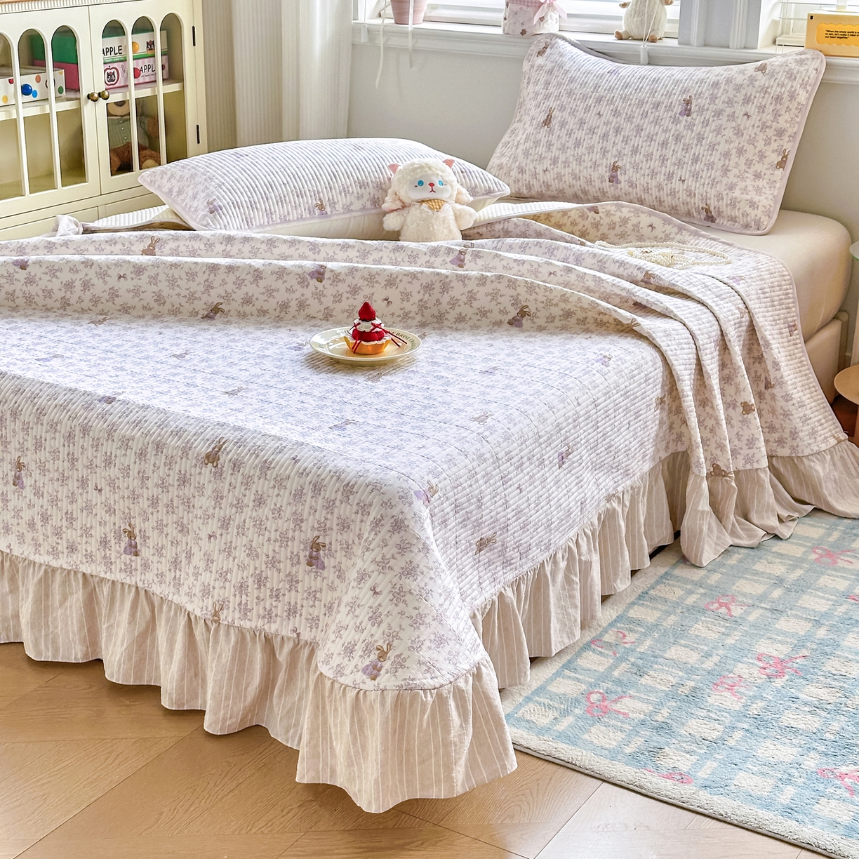 91家纺网 家纺一手货源 找家纺 沁童儿童用品店 2026新款法式大花边全棉夹棉床盖加厚床单炕垫 复古小兔咖