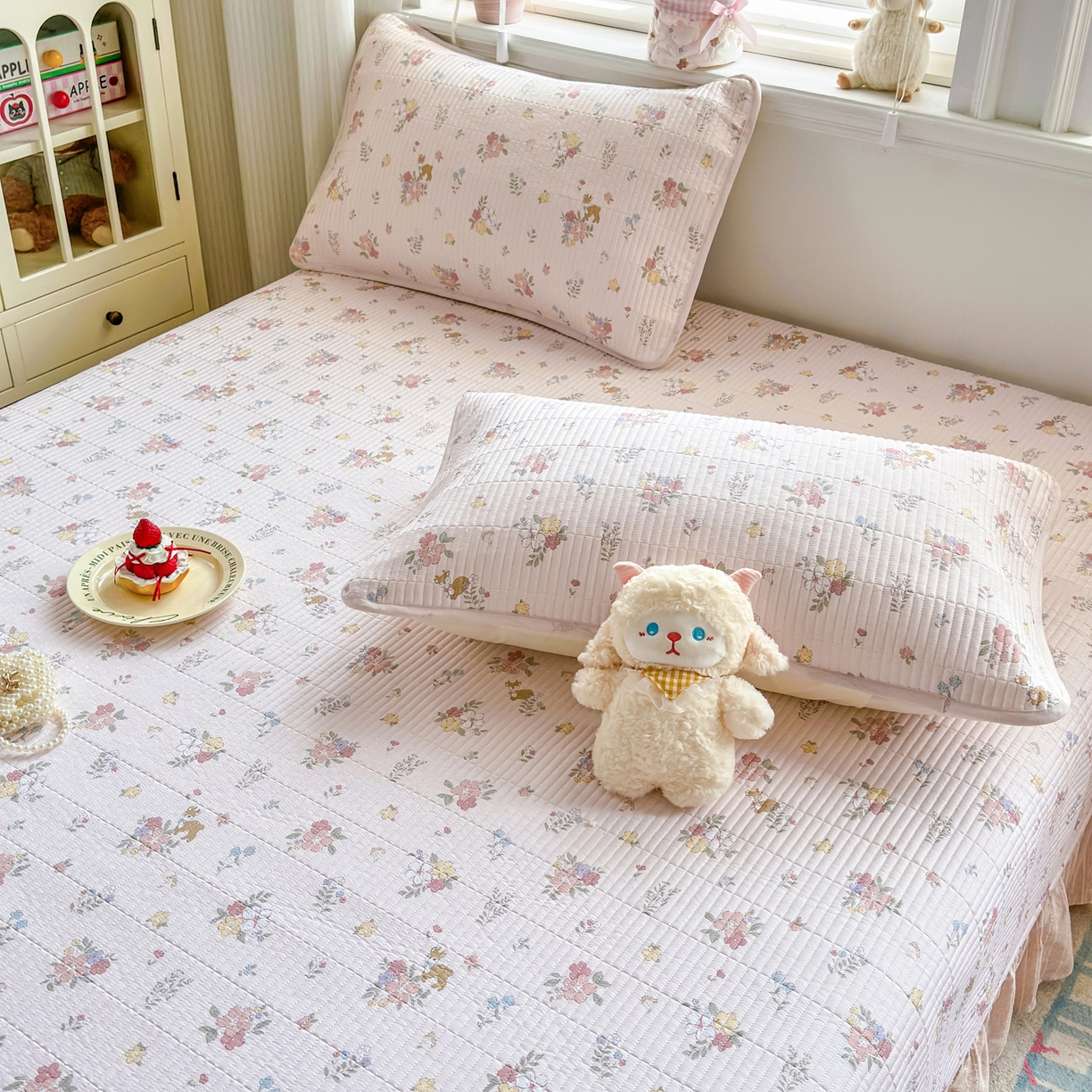 91家纺网 家纺一手货源 找家纺 沁童儿童用品店 2026新款法式大花边全棉夹棉床盖加厚床单炕垫 小花鹿粉