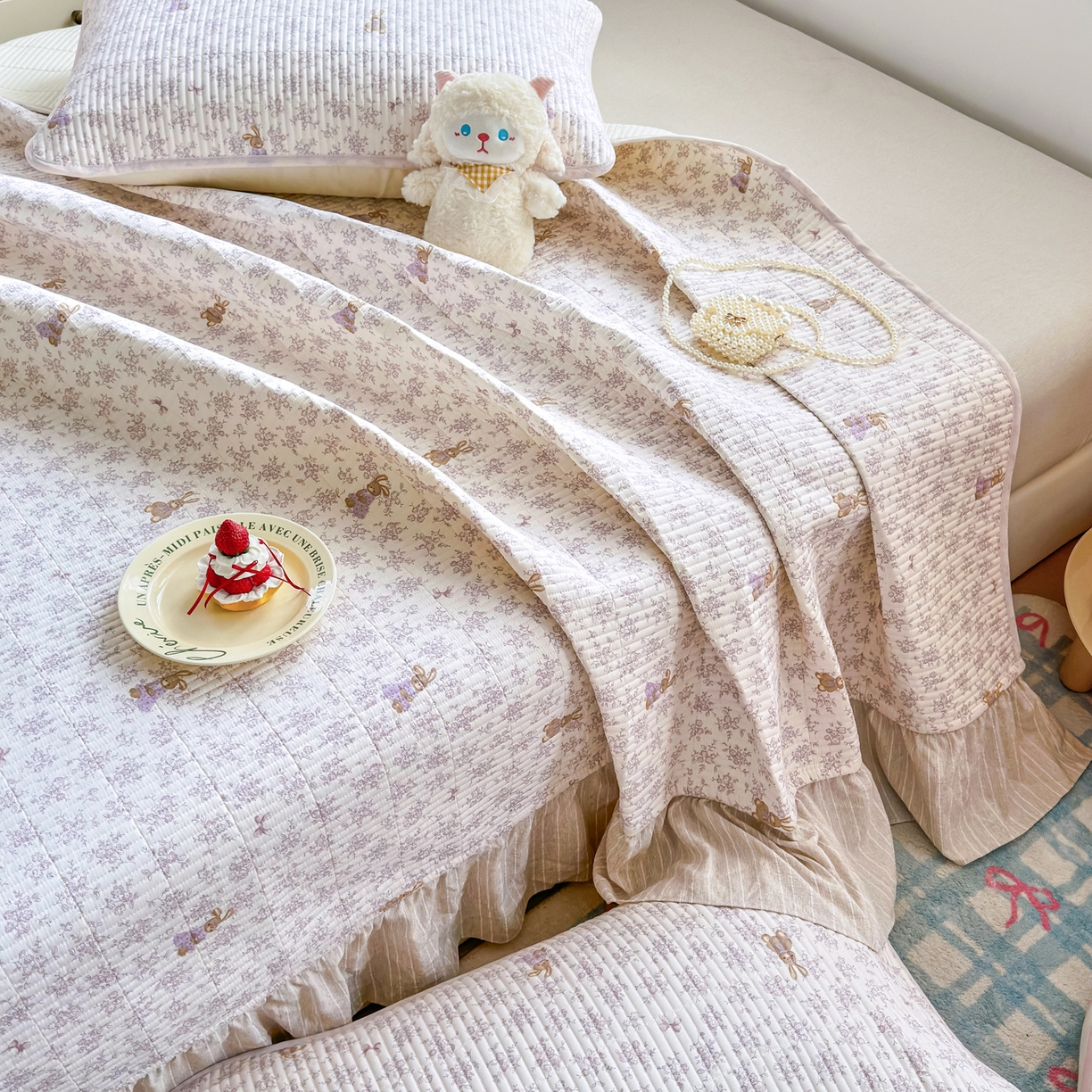 91家纺网 家纺一手货源 找家纺 沁童儿童用品店 2026新款法式大花边全棉夹棉床盖加厚床单炕垫 复古小兔咖