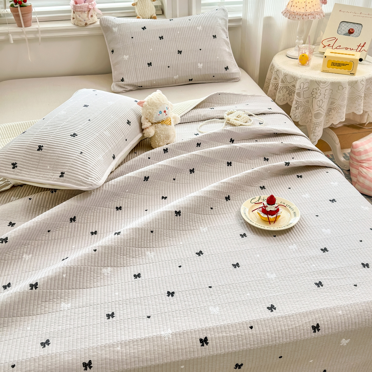 91家纺网 家纺一手货源 找家纺 沁童儿童用品店 2026新款法式大花边全棉夹棉床盖加厚床单炕垫 蝴蝶结咖