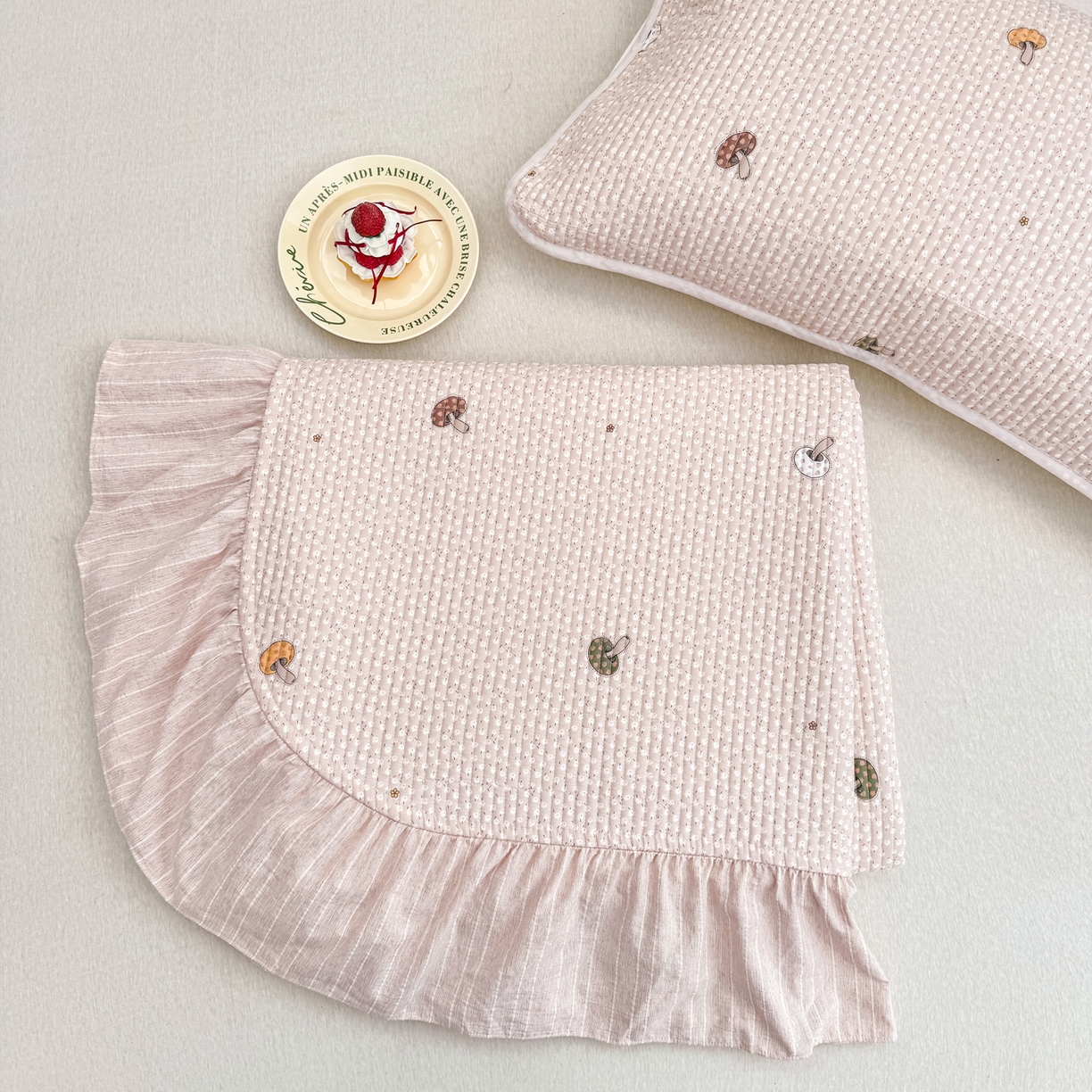 91家纺网 家纺一手货源 找家纺 沁童儿童用品店 2026新款法式大花边全棉夹棉床盖加厚床单炕垫 叠拍