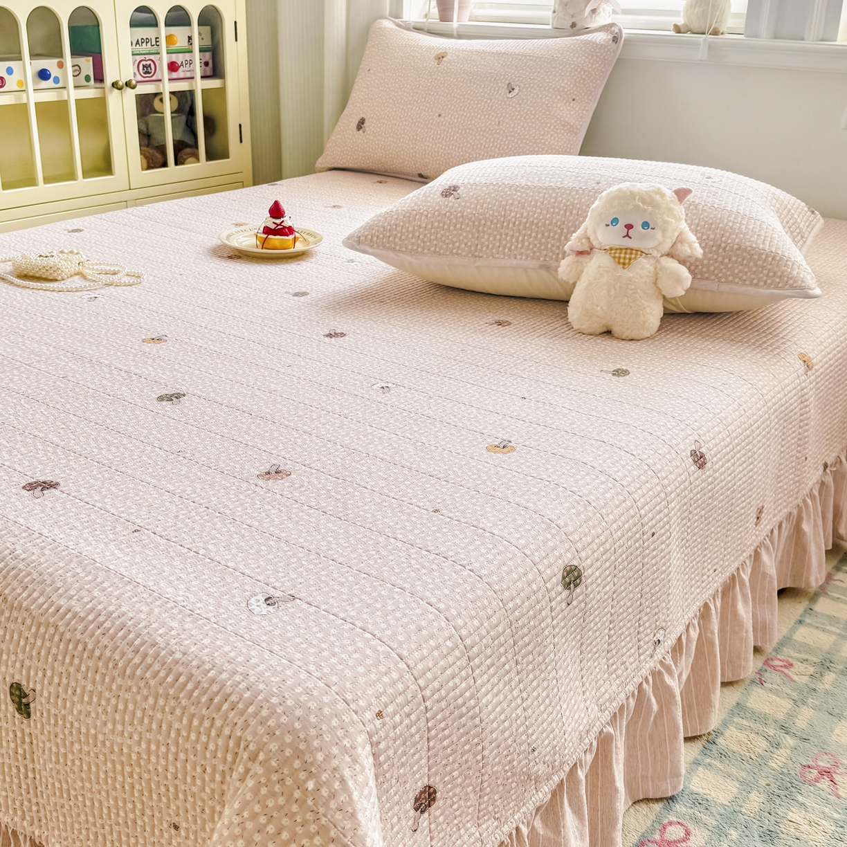 91家纺网 家纺一手货源 找家纺 沁童儿童用品店 2026新款法式大花边全棉夹棉床盖加厚床单炕垫 彩色蘑菇粉