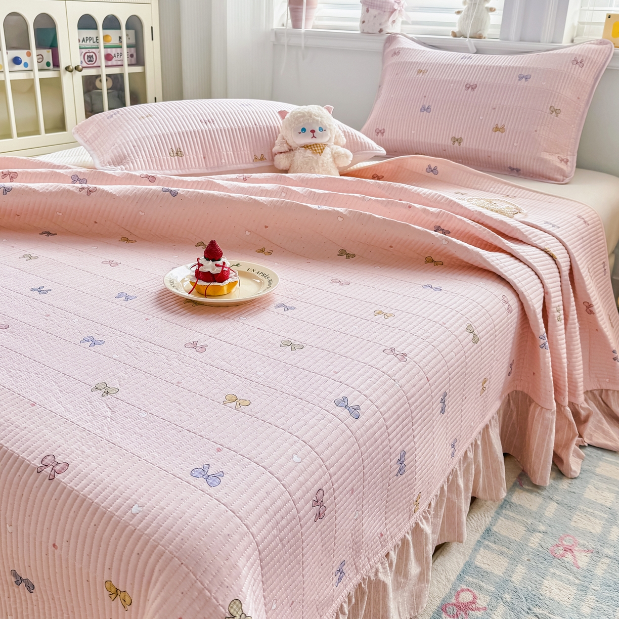 91家纺网 家纺一手货源 找家纺 沁童儿童用品店 2026新款法式大花边全棉夹棉床盖加厚床单炕垫 蝶梦粉