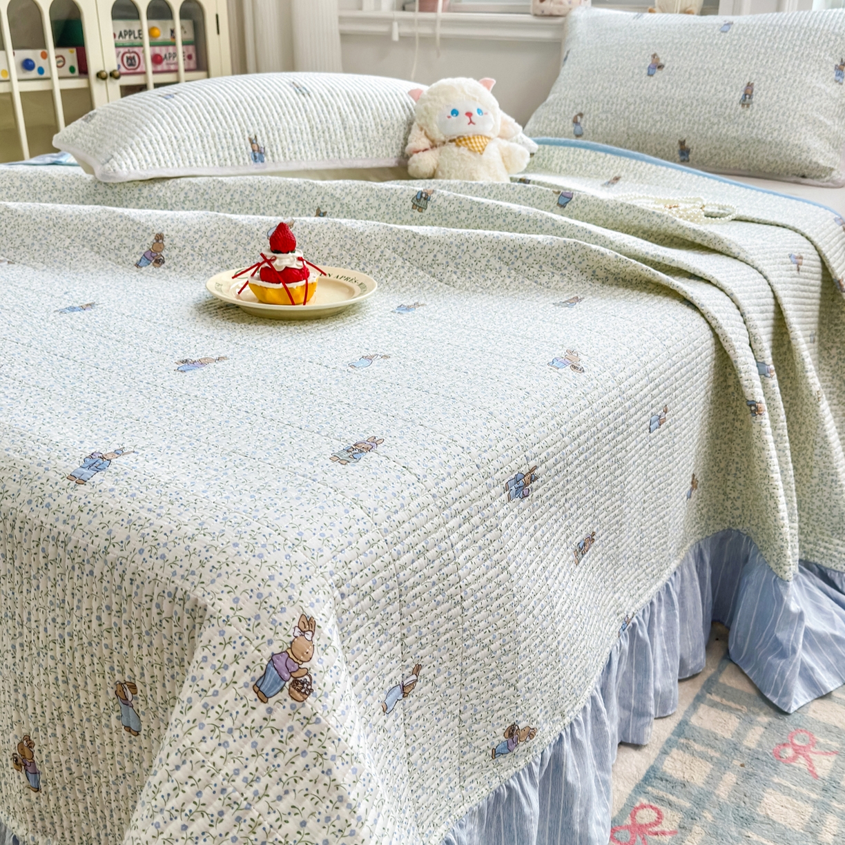 91家纺网 家纺一手货源 找家纺 沁童儿童用品店 2026新款法式大花边全棉夹棉床盖加厚床单炕垫 田园兔蓝