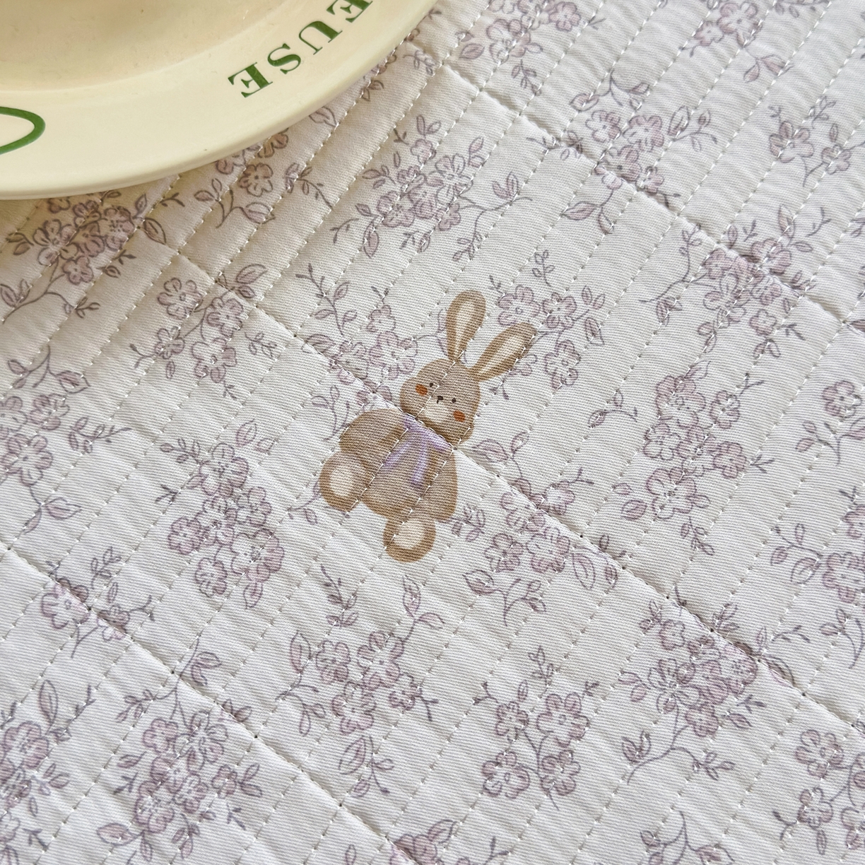 91家纺网 家纺一手货源 找家纺 沁童儿童用品店 2026新款法式大花边全棉夹棉床盖加厚床单炕垫 复古小兔咖