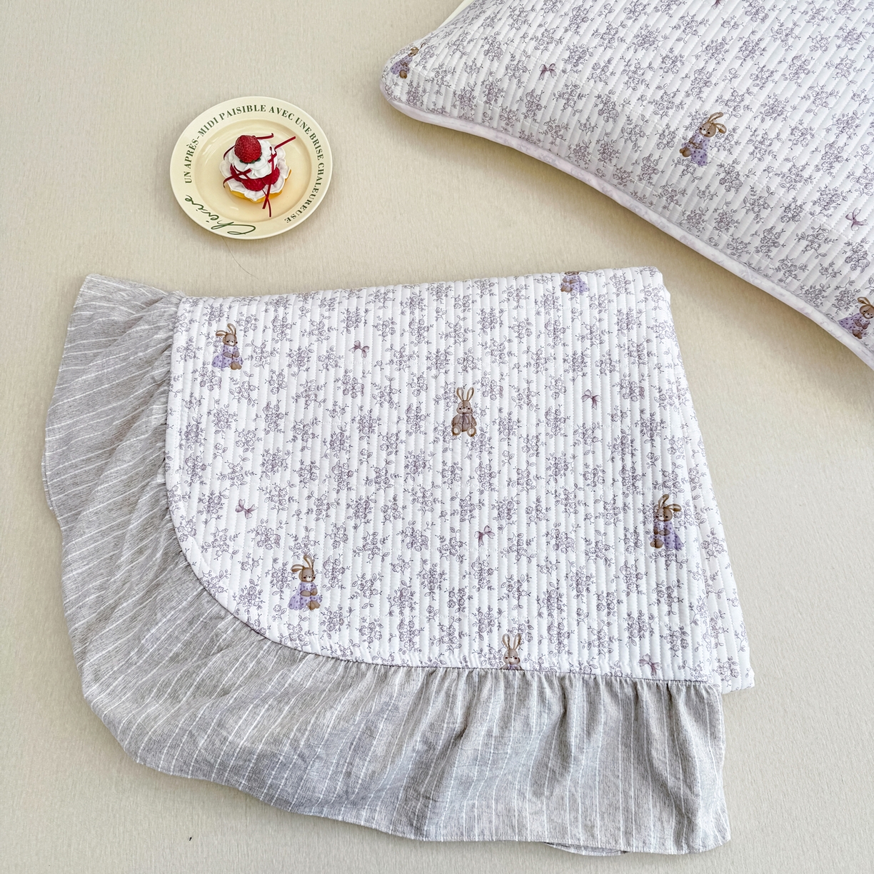 91家纺网 家纺一手货源 找家纺 沁童儿童用品店 2026新款法式大花边全棉夹棉床盖加厚床单炕垫 叠拍