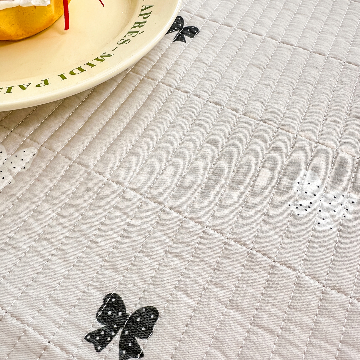 91家纺网 家纺一手货源 找家纺 沁童儿童用品店 2026新款法式大花边全棉夹棉床盖加厚床单炕垫 蝴蝶结咖