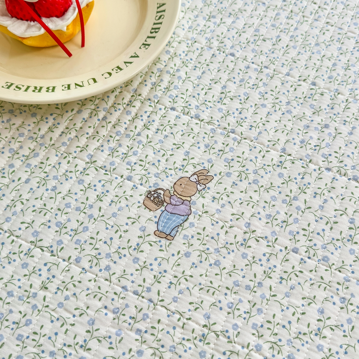 91家纺网 家纺一手货源 找家纺 沁童儿童用品店 2026新款法式大花边全棉夹棉床盖加厚床单炕垫 田园兔蓝