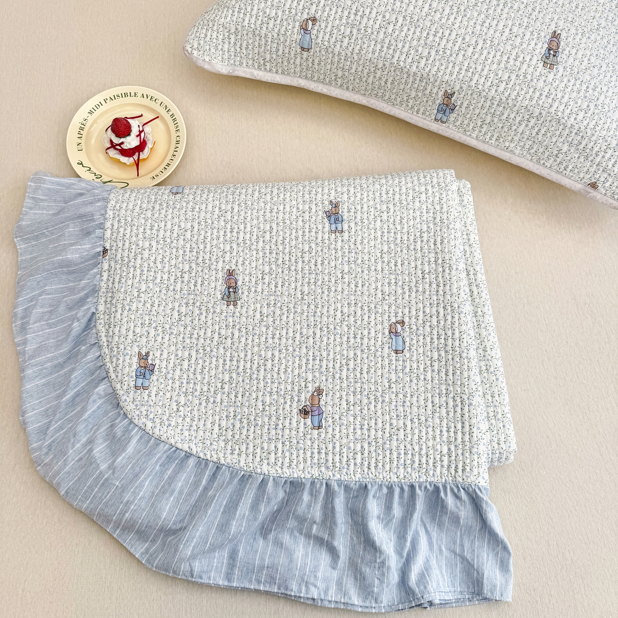 91家纺网 家纺一手货源 找家纺 沁童儿童用品店 2026新款法式大花边全棉夹棉床盖加厚床单炕垫 叠拍