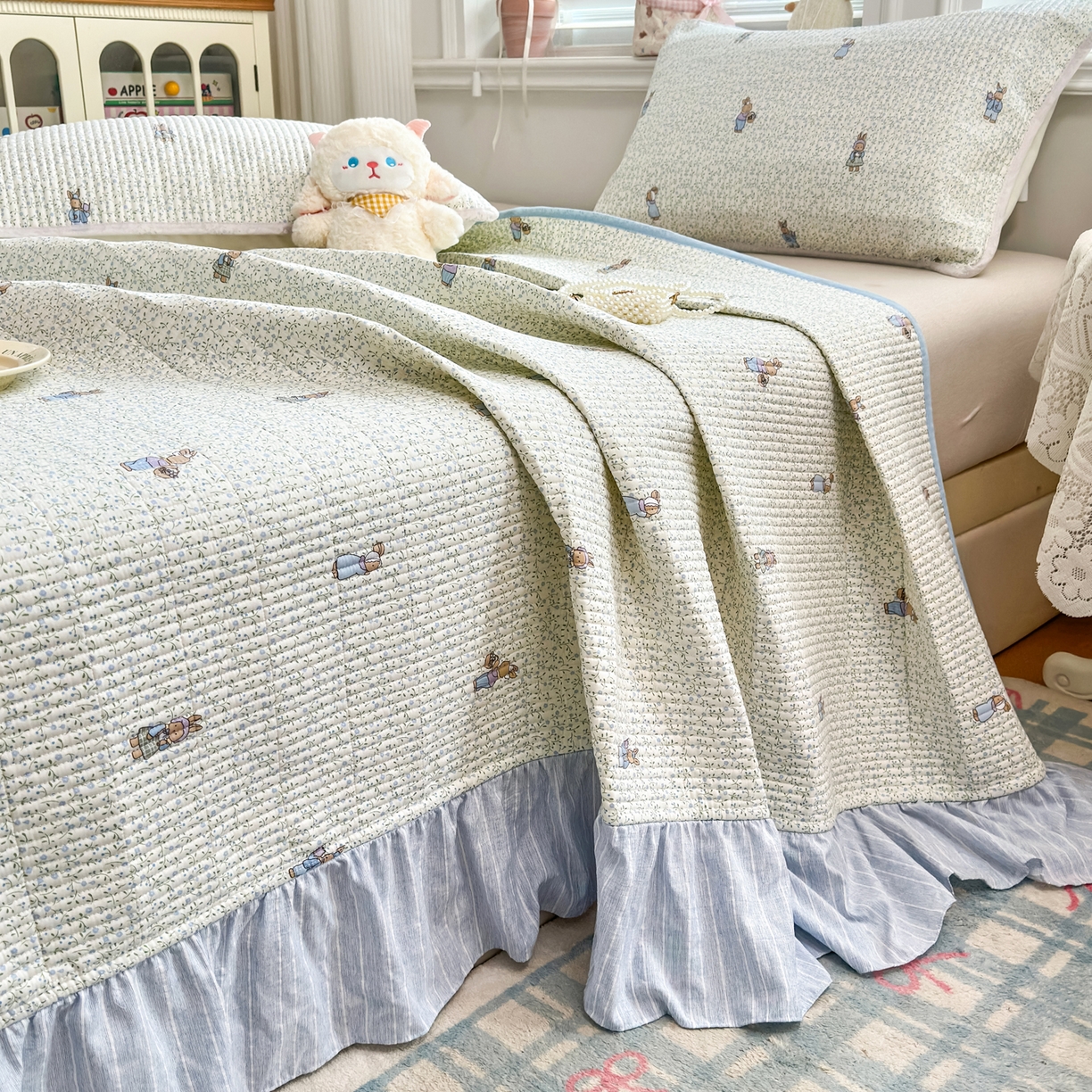 沁童儿童用品店 2026新款法式大花边全棉夹棉床盖加厚床单炕垫 田园兔蓝