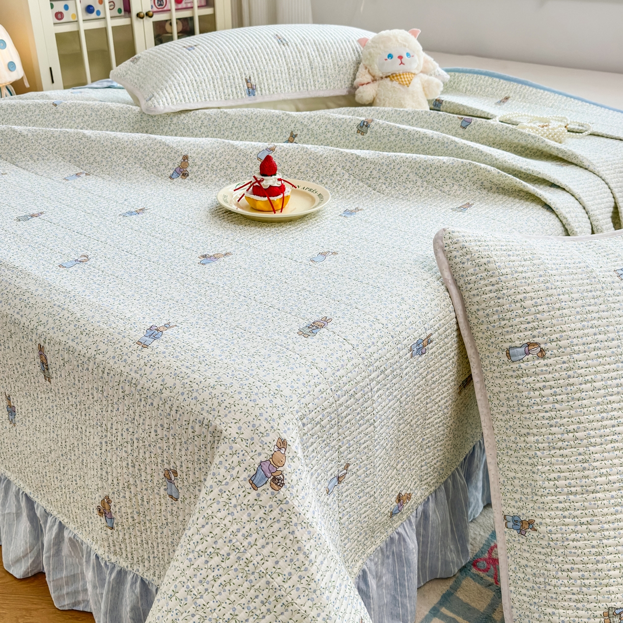 91家纺网 家纺一手货源 找家纺 沁童儿童用品店 2026新款法式大花边全棉夹棉床盖加厚床单炕垫 田园兔蓝