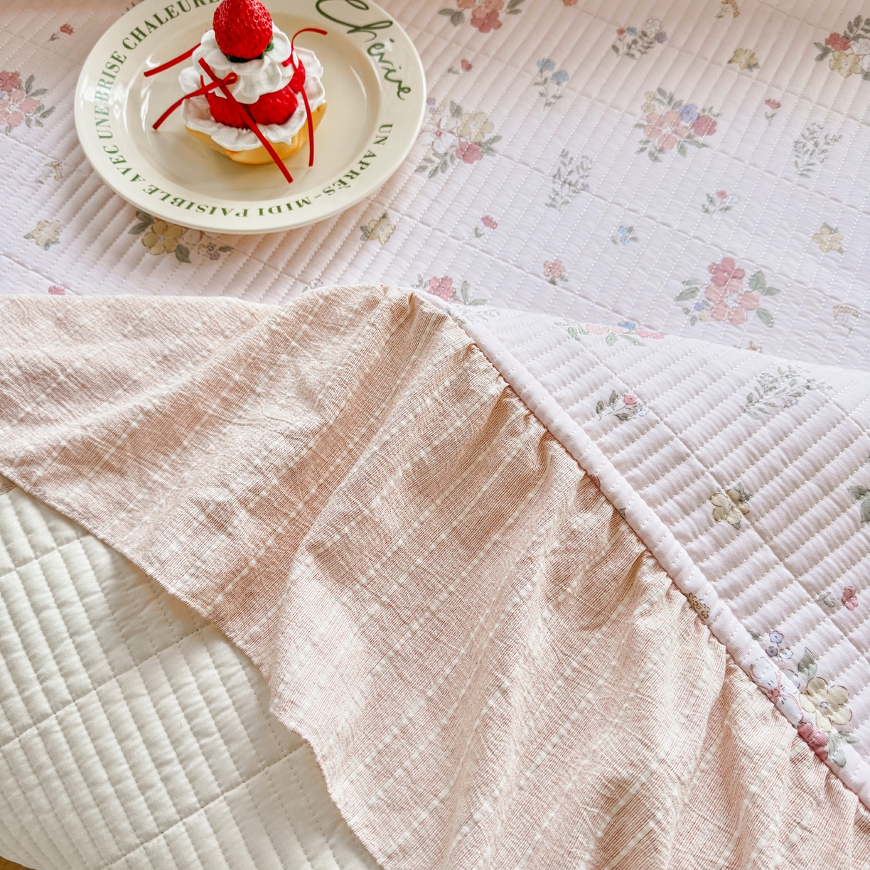 91家纺网 家纺一手货源 找家纺 沁童儿童用品店 2026新款法式大花边全棉夹棉床盖加厚床单炕垫 小花鹿粉