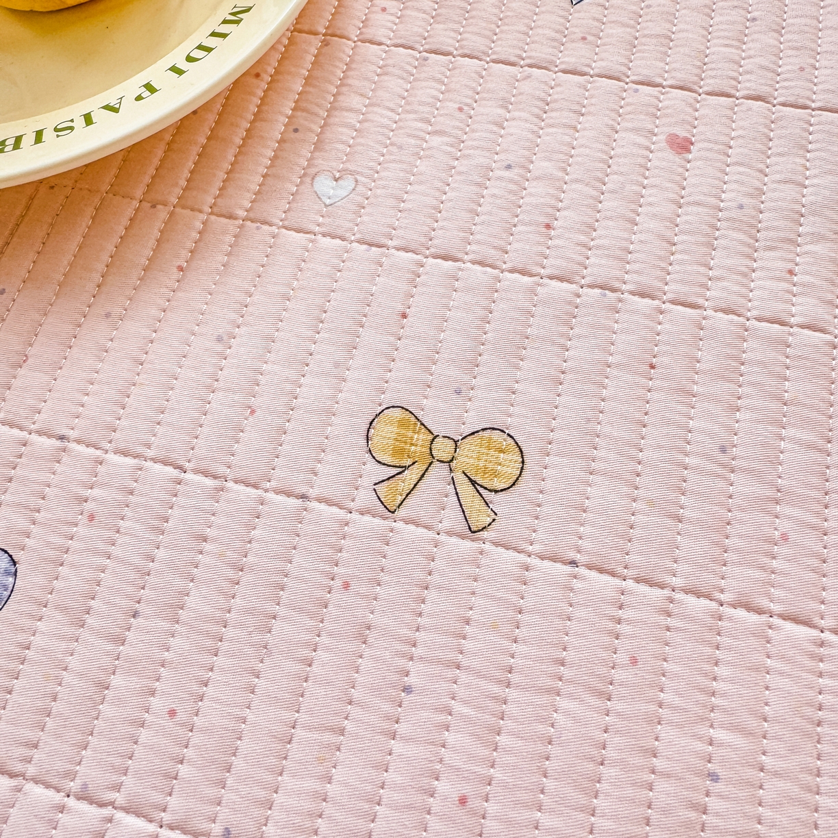 91家纺网 家纺一手货源 找家纺 沁童儿童用品店 2026新款法式大花边全棉夹棉床盖加厚床单炕垫 蝶梦粉