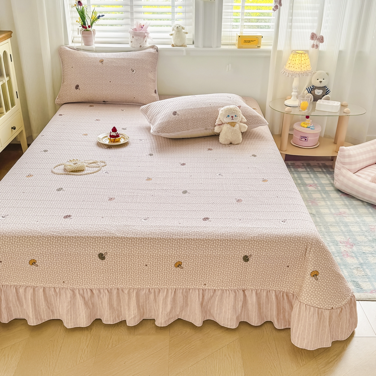 91家纺网 家纺一手货源 找家纺 沁童儿童用品店 2026新款法式大花边全棉夹棉床盖加厚床单炕垫 彩色蘑菇粉
