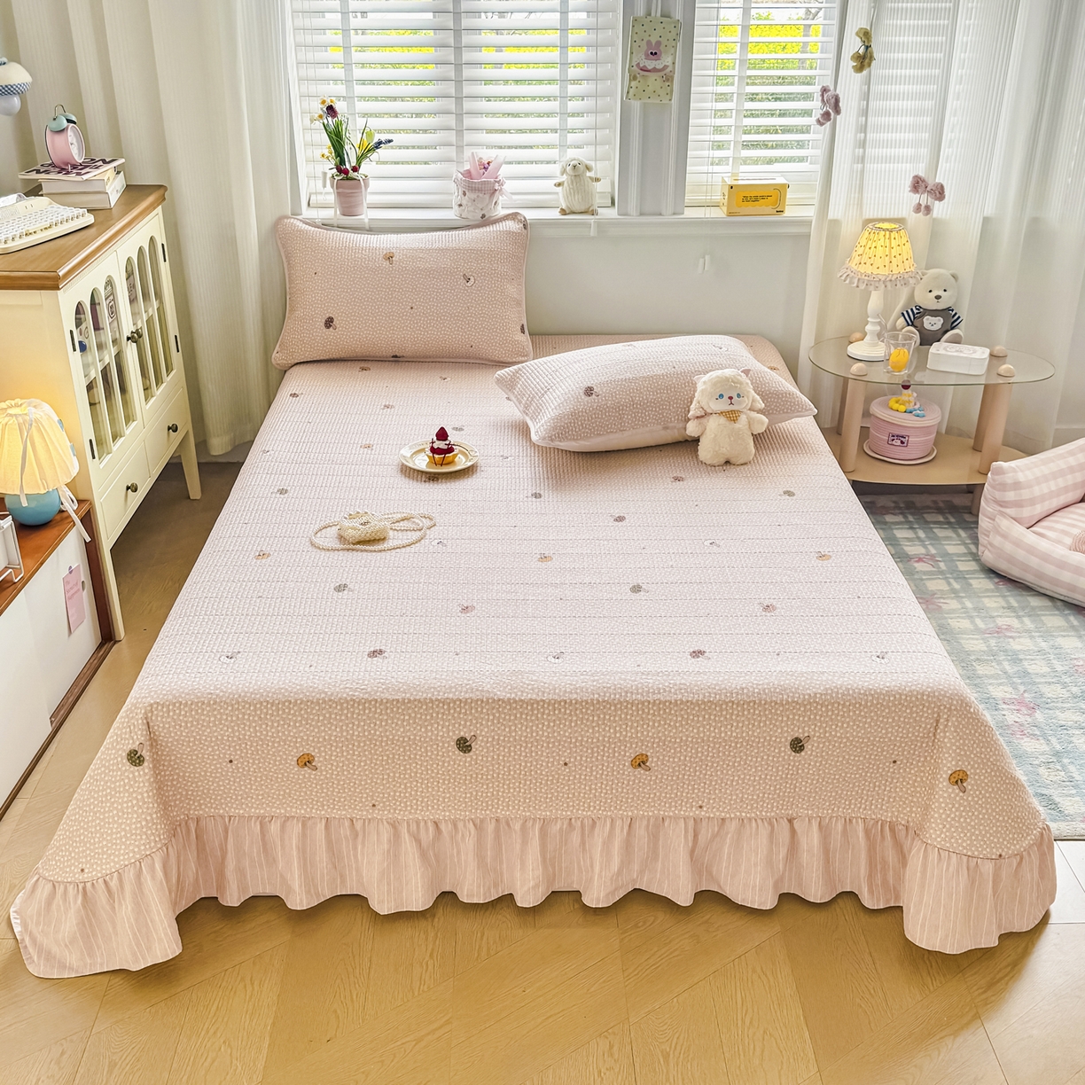 91家纺网 家纺一手货源 找家纺 沁童儿童用品店 2026新款法式大花边全棉夹棉床盖加厚床单炕垫 彩色蘑菇粉