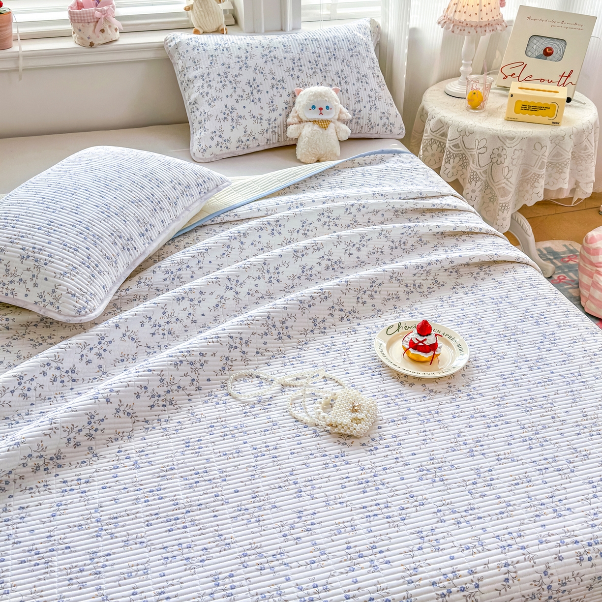 91家纺网 家纺一手货源 找家纺 沁童儿童用品店 2026新款法式大花边全棉夹棉床盖加厚床单炕垫 暗香蓝