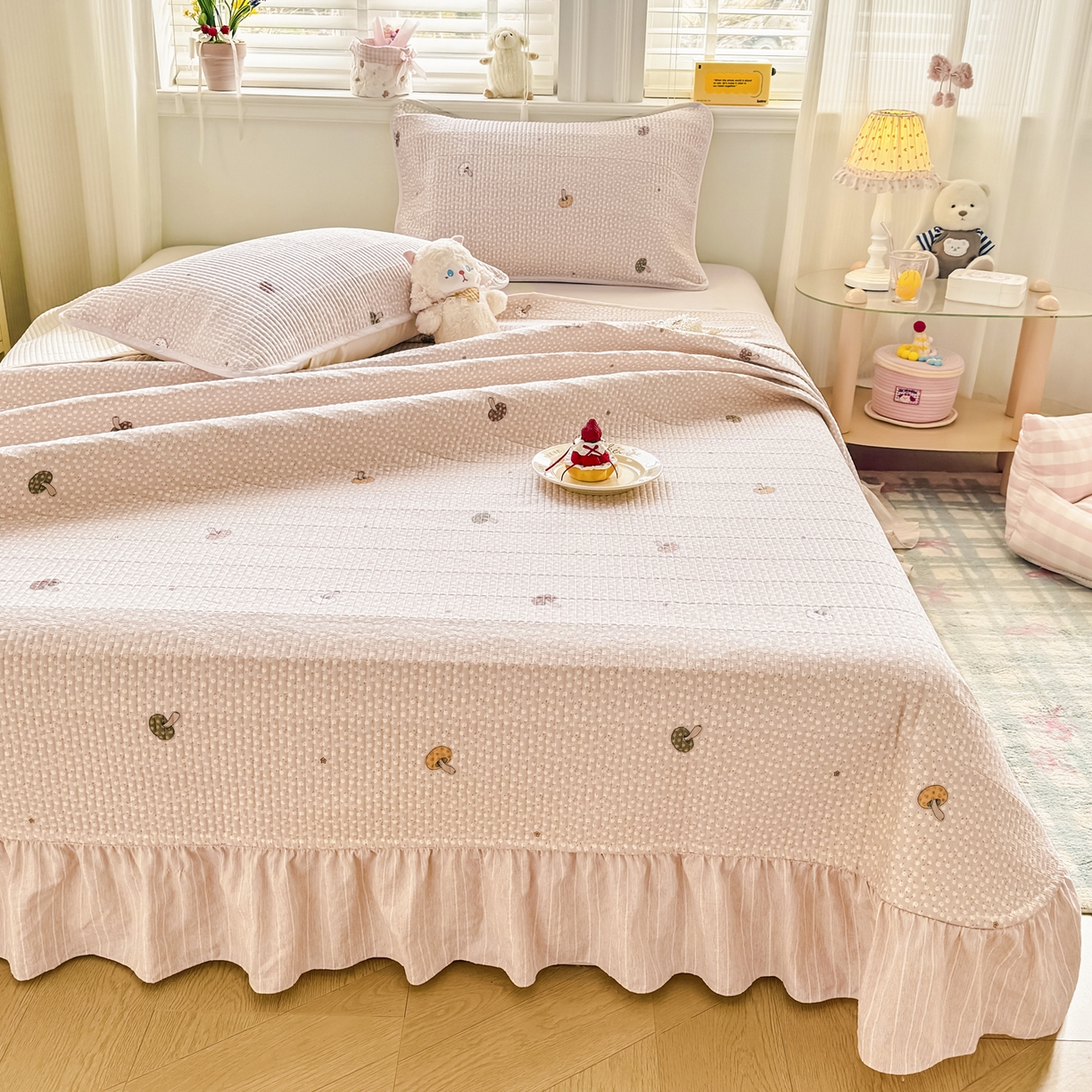 91家纺网 家纺一手货源 找家纺 沁童儿童用品店 2026新款法式大花边全棉夹棉床盖加厚床单炕垫 彩色蘑菇粉