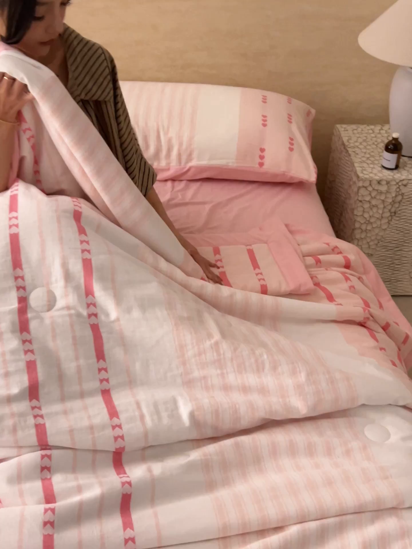 91家纺网 家纺一手货源 找家纺 简如 2026新款全棉色织提花里外全棉夏凉被四件套 爱心-粉