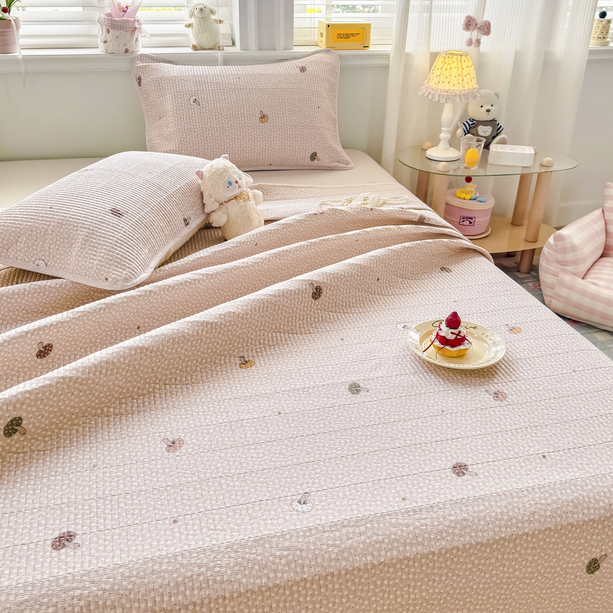 91家纺网 家纺一手货源 找家纺 沁童儿童用品店 2026新款法式大花边全棉夹棉床盖加厚床单炕垫 彩色蘑菇粉