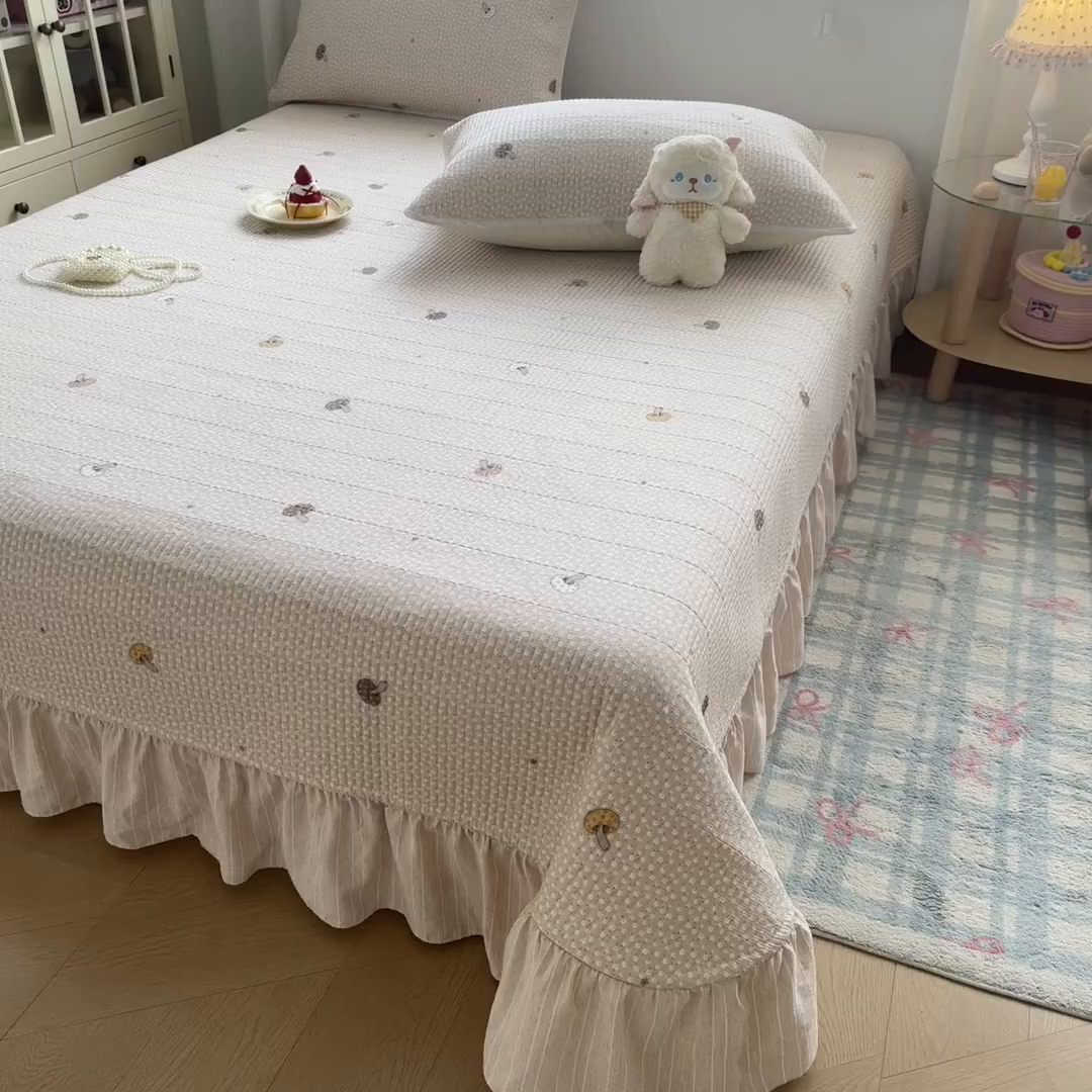 91家纺网 家纺一手货源 找家纺 沁童儿童用品店 2026新款法式大花边全棉夹棉床盖加厚床单炕垫 彩色蘑菇粉