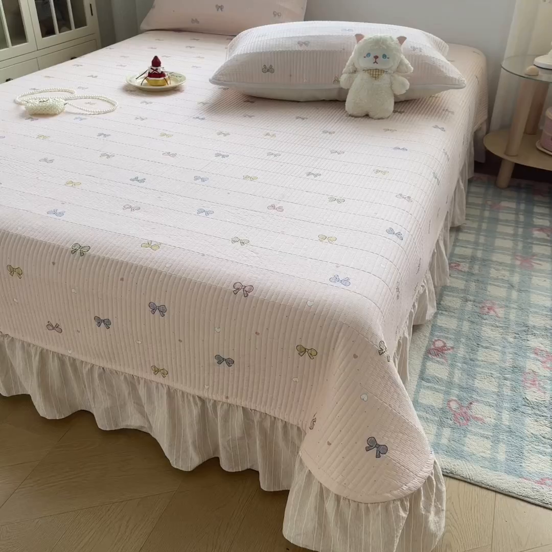 91家纺网 家纺一手货源 找家纺 沁童儿童用品店 2026新款法式大花边全棉夹棉床盖加厚床单炕垫 蝶梦粉