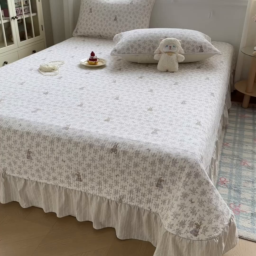 91家纺网 家纺一手货源 找家纺 沁童儿童用品店 2026新款法式大花边全棉夹棉床盖加厚床单炕垫 复古小兔咖