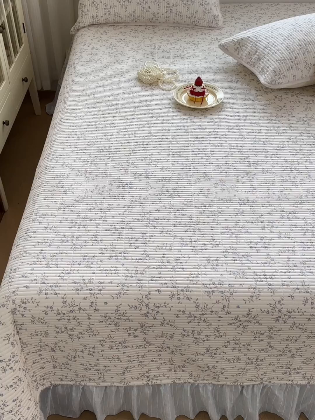 91家纺网 家纺一手货源 找家纺 （总）沁童儿童用品店 2026新款法式大花边全棉夹棉床盖加厚床单炕垫
