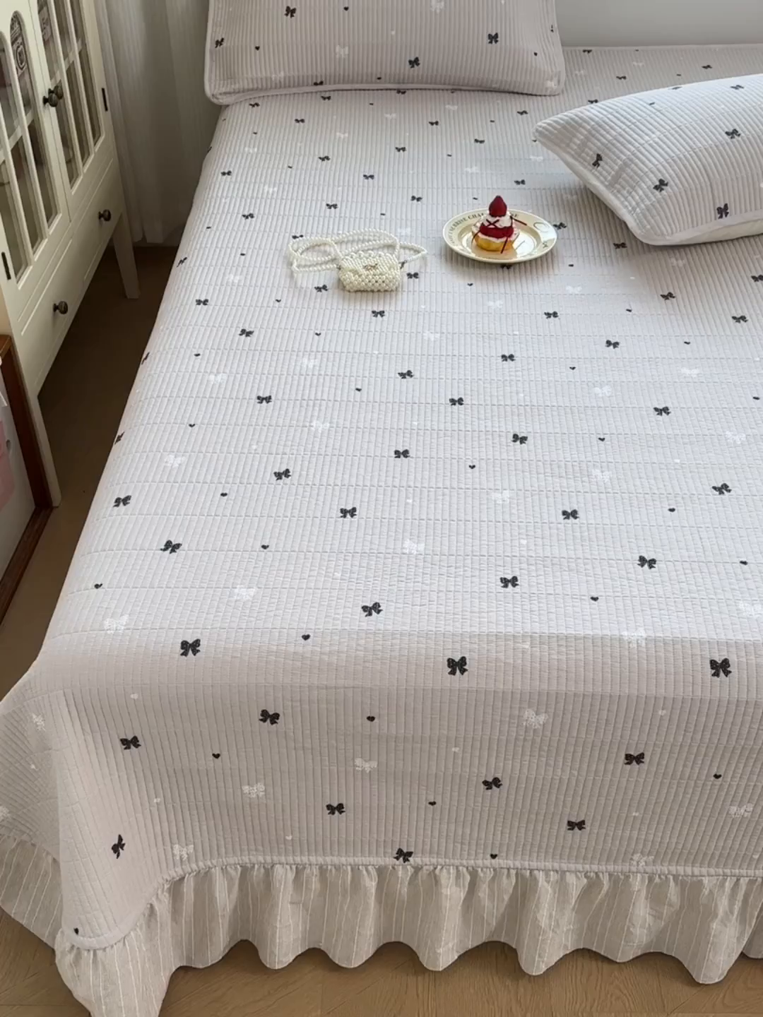 91家纺网 家纺一手货源 找家纺 沁童儿童用品店 2026新款法式大花边全棉夹棉床盖加厚床单炕垫 蝴蝶结咖