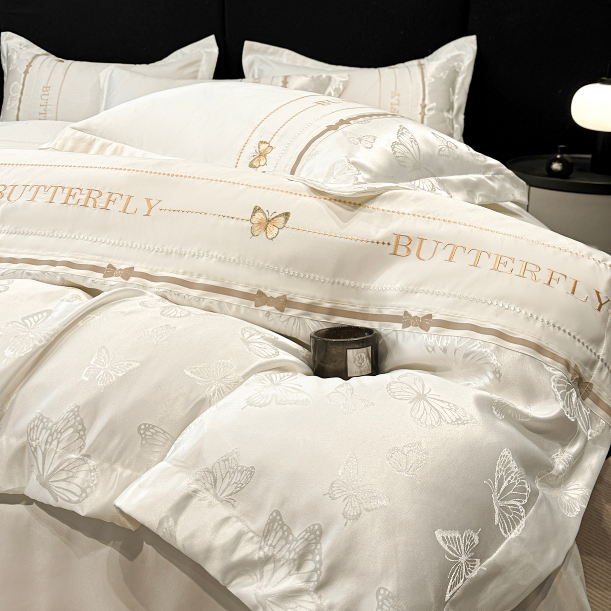 91家纺网 家纺一手货源 找家纺 （总）宇航家纺 2026春夏新款水洗真丝绣花四件套—拾光蝶影,拾光蝶影-奶白,拾光蝶影-白拼浅灰,拾光蝶影-浅粉,拾光蝶影-天蓝,拾光蝶影-银灰