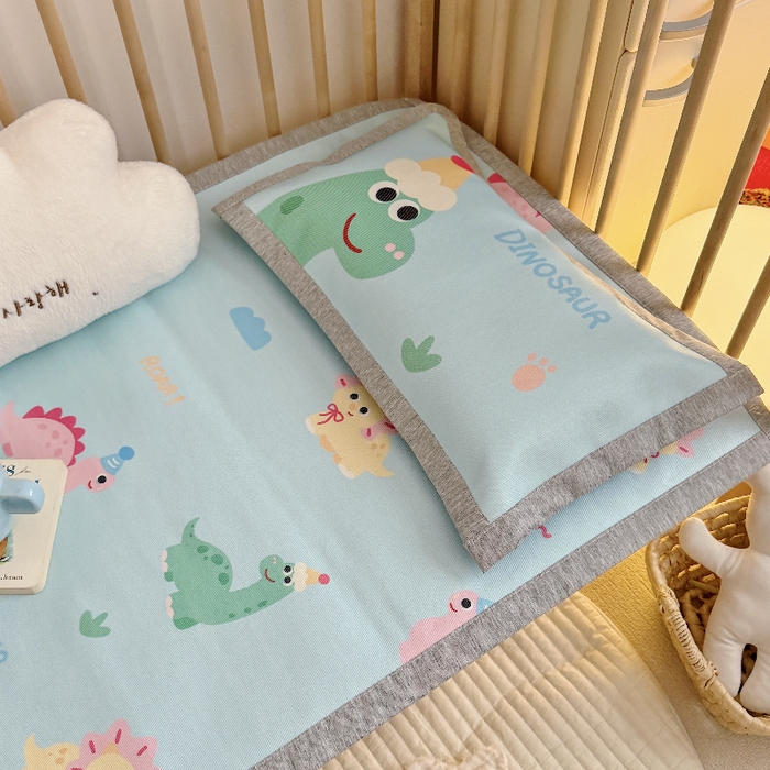 91家纺网 家纺一手货源 找家纺 萌宝家纺 2026新款A类儿童冰丝席900D加厚加密冰藤软席幼儿园席子 可爱恐龙-蓝色