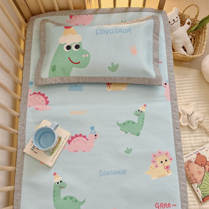 91家纺网 家纺一手货源 找家纺 萌宝家纺 2026新款A类儿童冰丝席900D加厚加密冰藤软席幼儿园席子 可爱恐龙-蓝色