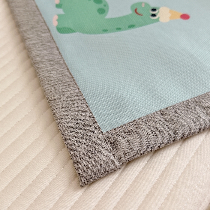 91家纺网 家纺一手货源 找家纺 萌宝家纺 2026新款A类儿童冰丝席900D加厚加密冰藤软席幼儿园席子 可爱恐龙-蓝色