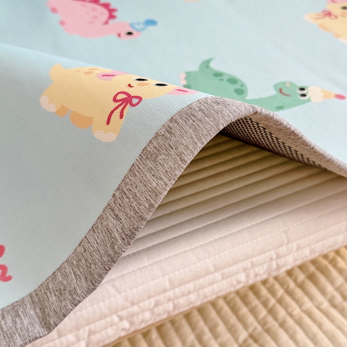 91家纺网 家纺一手货源 找家纺 萌宝家纺 2026新款A类儿童冰丝席900D加厚加密冰藤软席幼儿园席子 可爱恐龙-蓝色