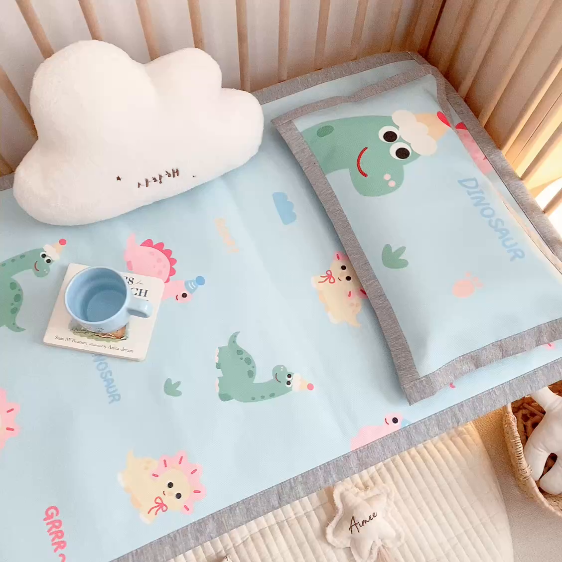 91家纺网 家纺一手货源 找家纺 萌宝家纺 2026新款A类儿童冰丝席900D加厚加密冰藤软席幼儿园席子 可爱恐龙-蓝色