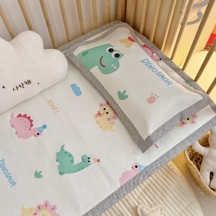 91家纺网 家纺一手货源 找家纺 萌宝家纺 2026新款A类儿童冰丝席900D加厚加密冰藤软席幼儿园席子 可爱恐龙-米白