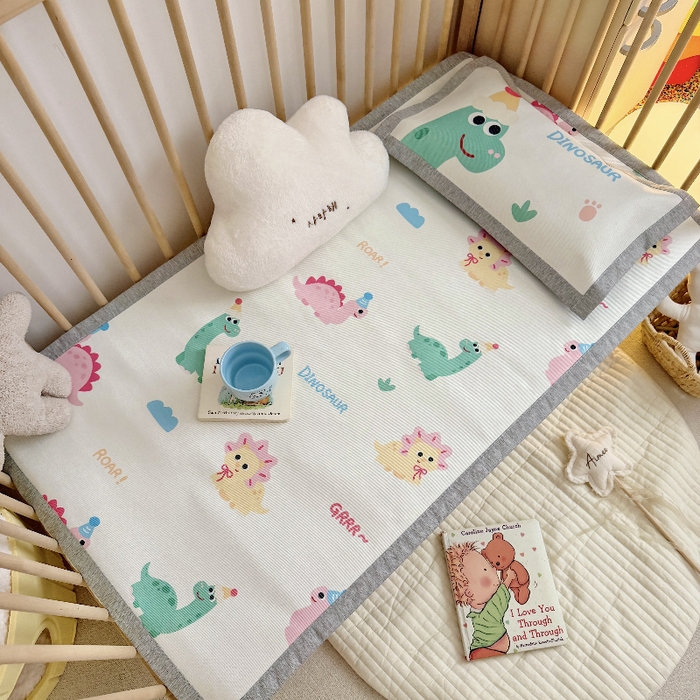 91家纺网 家纺一手货源 找家纺 萌宝家纺 2026新款A类儿童冰丝席900D加厚加密冰藤软席幼儿园席子 可爱恐龙-米白